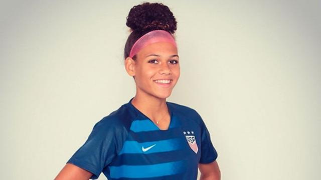 篮板王罗德曼的女儿踢足球 18岁成NWSL最年轻新秀